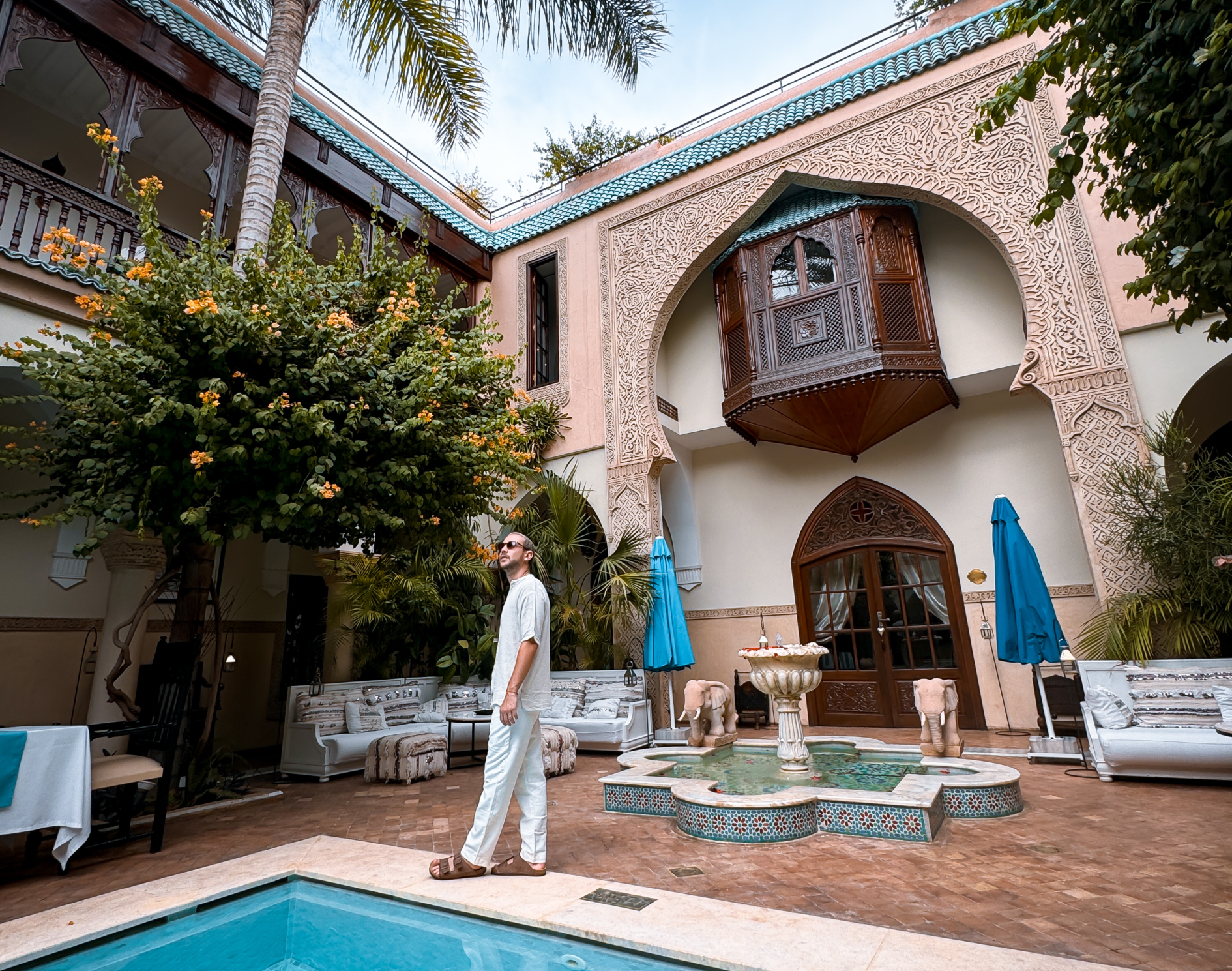 Marrakech, conocida por su medina laberíntica, sus bulliciosos zocos y la inconfundible atmósfera del desierto, es un destino que invita a descubrir la esencia de Marruecos. Para aquellos viajeros que buscan alojarse en un riad de lujo y con encanto en el corazón de la ciudad, Demeures d'Orient Riad & Spa se presenta como una opción ideal. Este hotel boutique combina la autenticidad y el confort moderno, ofreciendo una experiencia exclusiva que cautiva a cualquier visitante.